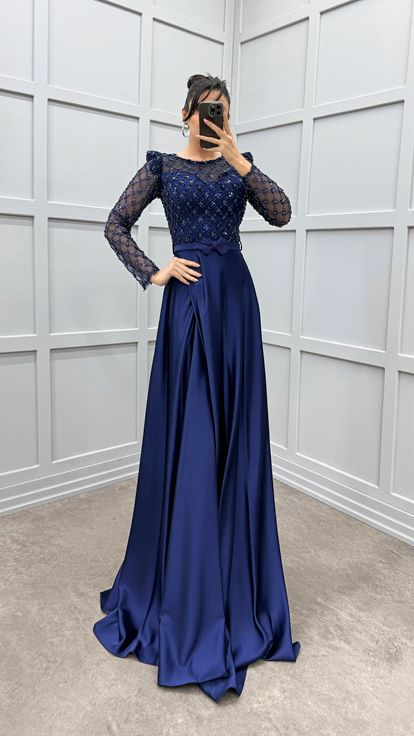 فستان سهرة أزرق داكن بتطريز على الصدر والأكمام