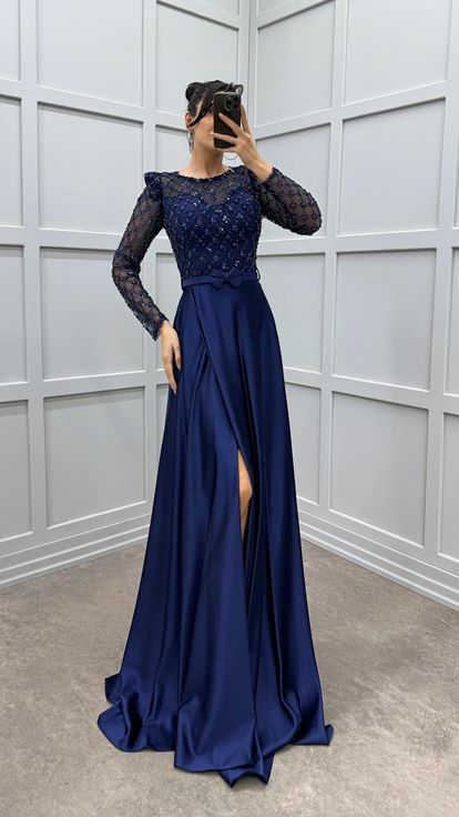 فستان سهرة أزرق داكن بتطريز على الصدر والأكمام