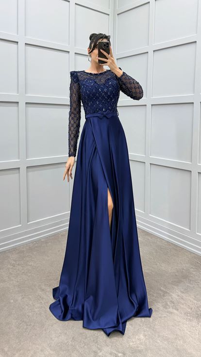 فستان سهرة أزرق داكن بتطريز على الصدر والأكمام