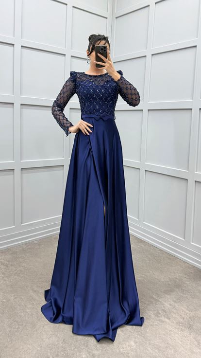 فستان سهرة أزرق داكن بتطريز على الصدر والأكمام