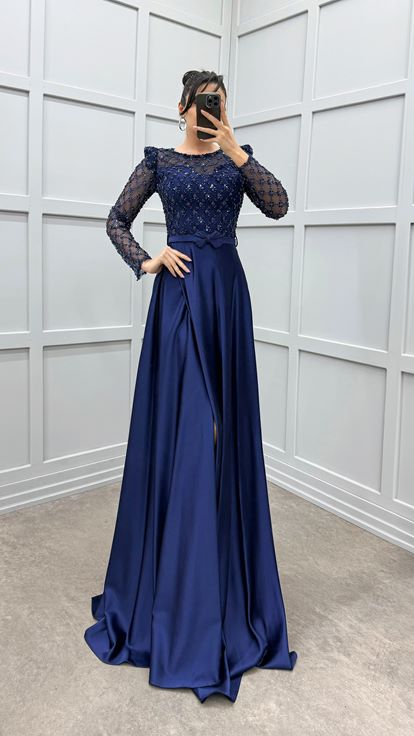 فستان سهرة أزرق داكن بتطريز على الصدر والأكمام