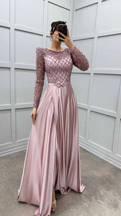 فستان سهرة بلون وردي فاتح مع صدر وأكمام مطرزة