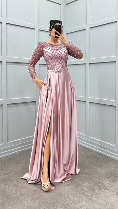 فستان سهرة بلون وردي فاتح مع صدر وأكمام مطرزة