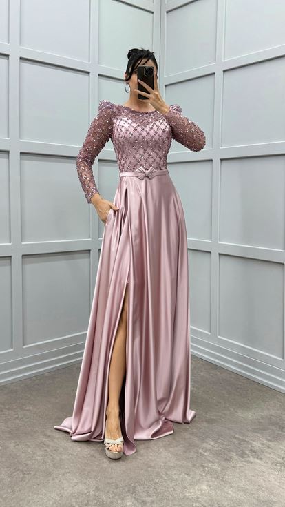 فستان سهرة بلون وردي فاتح مع صدر وأكمام مطرزة