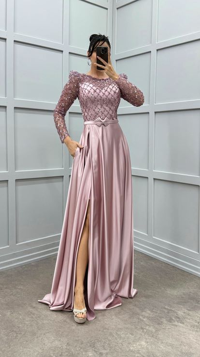 فستان سهرة بلون وردي فاتح مع صدر وأكمام مطرزة