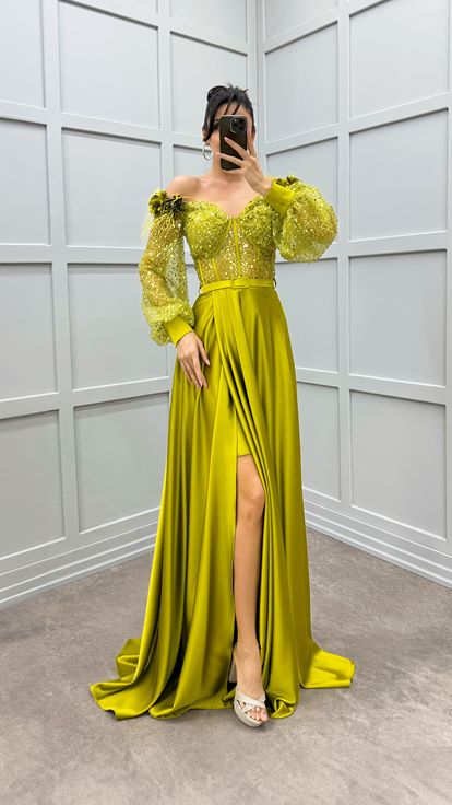 فستان أخضر بكتفين مزين بتفاصيل وردة وفستان سهرة من الساتان الشفاف المزين بالريش