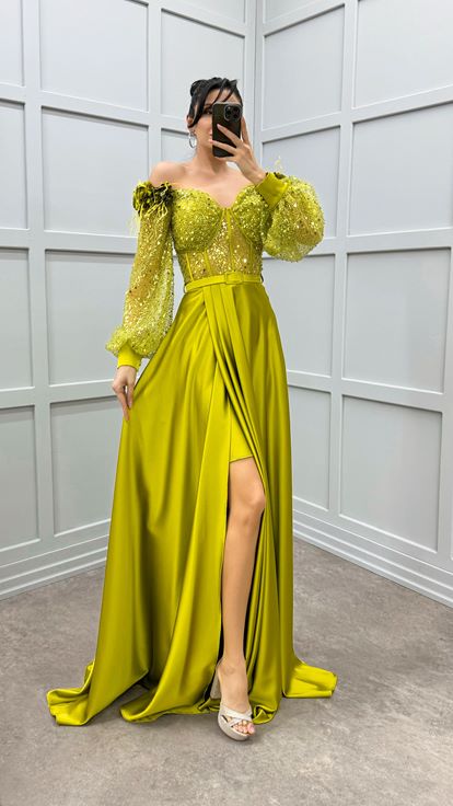 فستان أخضر بكتفين مزين بتفاصيل وردة وفستان سهرة من الساتان الشفاف المزين بالريش