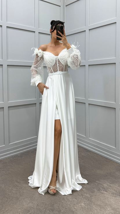 فستان أبيض مكشوف الكتفين مزين بتفاصيل من الورود والريش، فستان سهرة من الساتان الشفاف