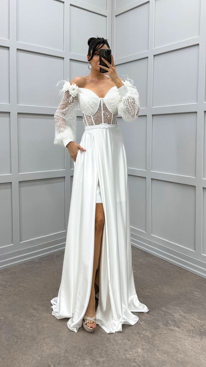 فستان أبيض مكشوف الكتفين مزين بتفاصيل من الورود والريش، فستان سهرة من الساتان الشفاف