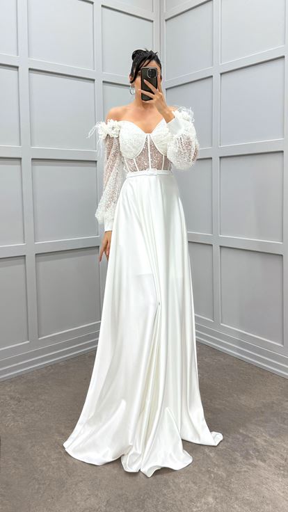 فستان أبيض مكشوف الكتفين مزين بتفاصيل من الورود والريش، فستان سهرة من الساتان الشفاف