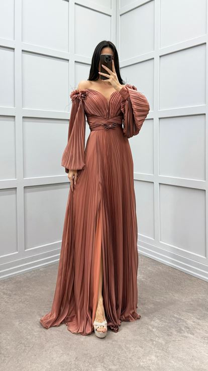 Robe couleur tuile avec détails de plumes aux épaules et manches bouffantes 