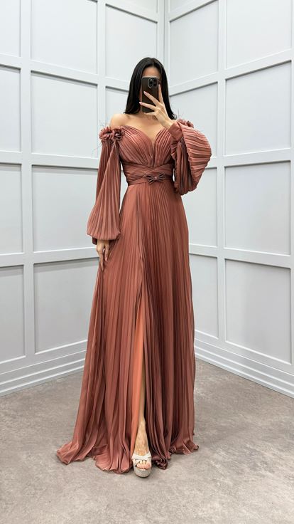 Robe couleur tuile avec détails de plumes aux épaules et manches bouffantes 