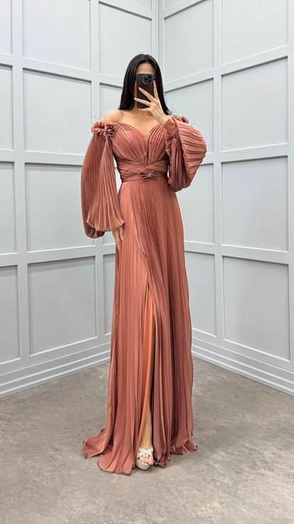 Robe couleur tuile avec détails de plumes aux épaules et manches bouffantes 