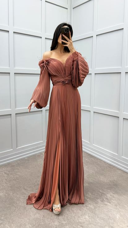 Robe couleur tuile avec détails de plumes aux épaules et manches bouffantes 