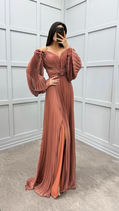 Robe couleur tuile avec détails de plumes aux épaules et manches bouffantes 