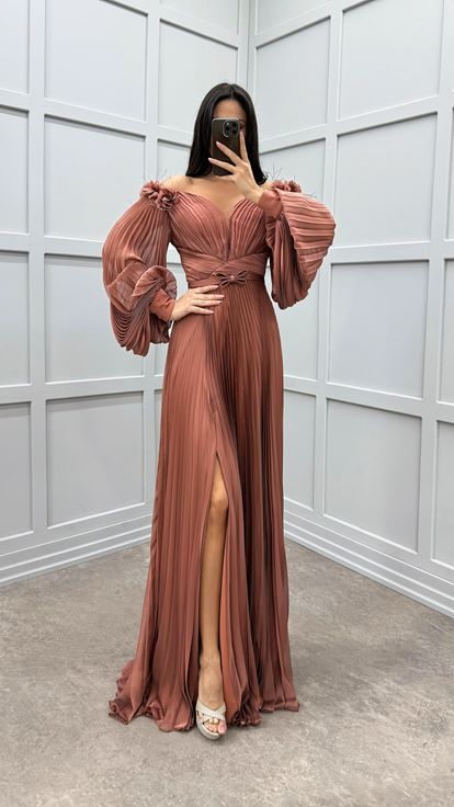 Robe couleur tuile avec détails de plumes aux épaules et manches bouffantes 