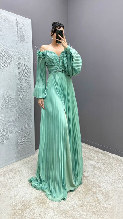 Mintgrünes Kleid mit Federapplikationen an den Schultern  Ballonärmeln und Faltenwurf 