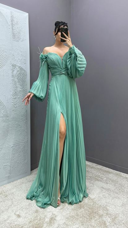 Mintgrünes Kleid mit Federapplikationen an den Schultern  Ballonärmeln und Faltenwurf 