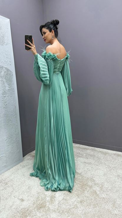 Mintgrünes Kleid mit Federapplikationen an den Schultern  Ballonärmeln und Faltenwurf 