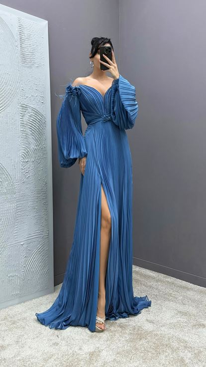 Indigoblaues Kleid mit Federdetails an den Schultern  Ballonärmeln und Faltenwurf