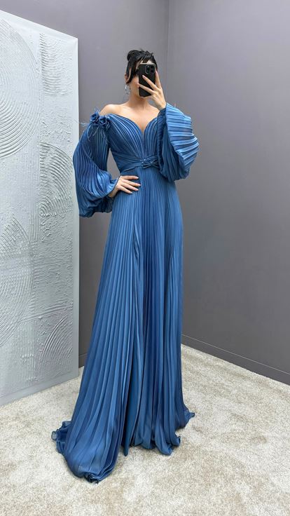 Indigoblaues Kleid mit Federdetails an den Schultern  Ballonärmeln und Faltenwurf