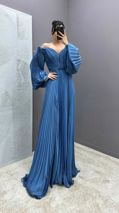 Indigoblaues Kleid mit Federdetails an den Schultern  Ballonärmeln und Faltenwurf