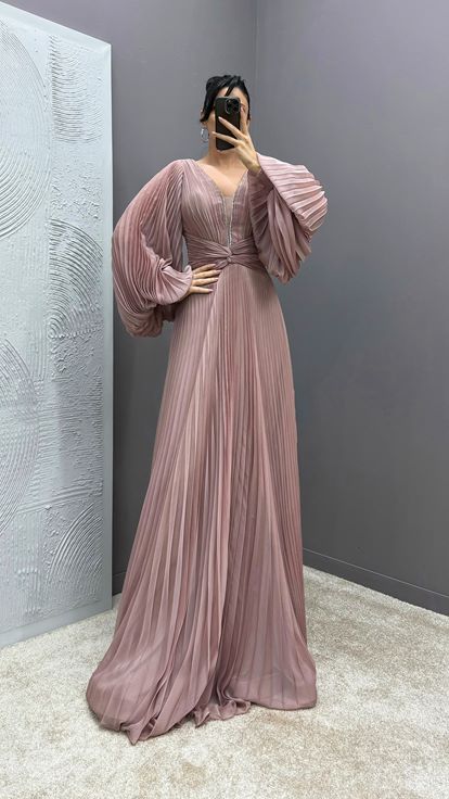 Vestido plisado rosa empolvado con mangas abullonadas y cintura drapeada 