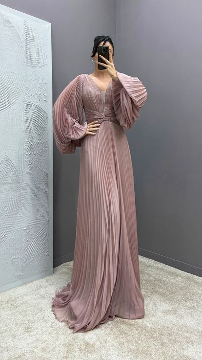 Vestido plisado rosa empolvado con mangas abullonadas y cintura drapeada 