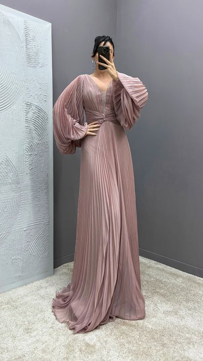 Vestido plisado rosa empolvado con mangas abullonadas y cintura drapeada 