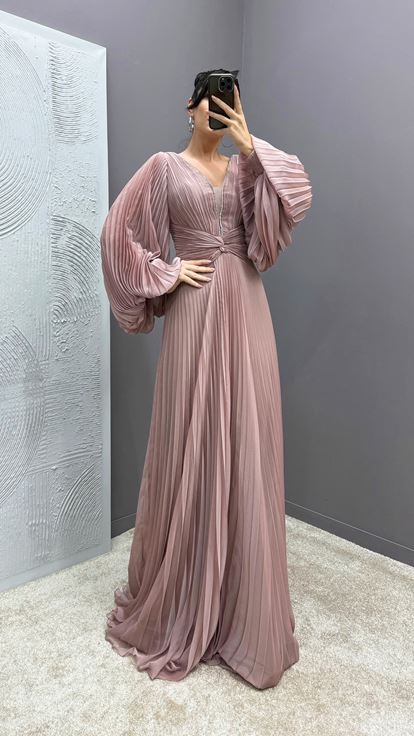 Vestido plisado rosa empolvado con mangas abullonadas y cintura drapeada 