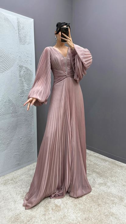 Vestido plisado rosa empolvado con mangas abullonadas y cintura drapeada 