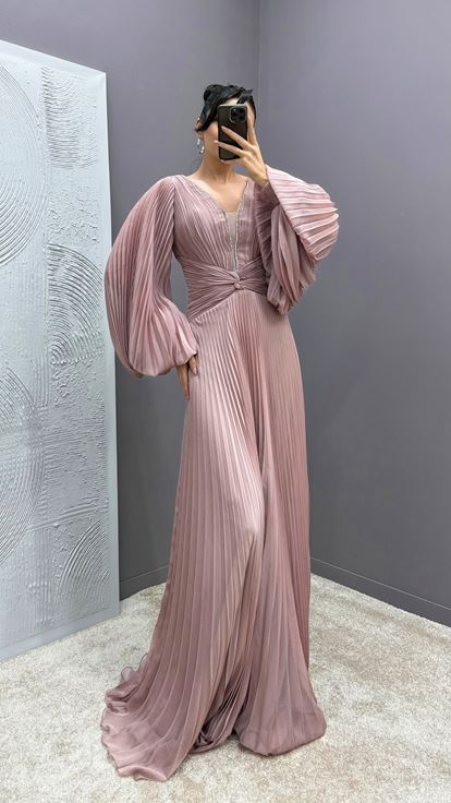 Vestido plisado rosa empolvado con mangas abullonadas y cintura drapeada 