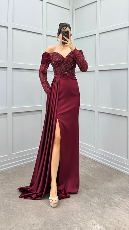 Robe de soirée en satin de pierre bordeaux à épaules