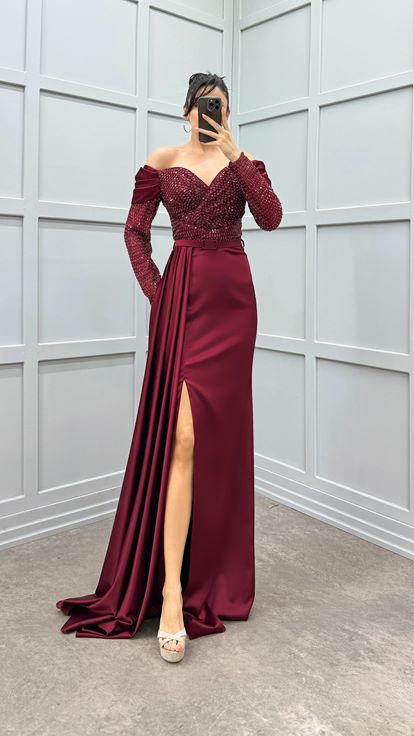 Robe de soirée en satin de pierre bordeaux à épaules