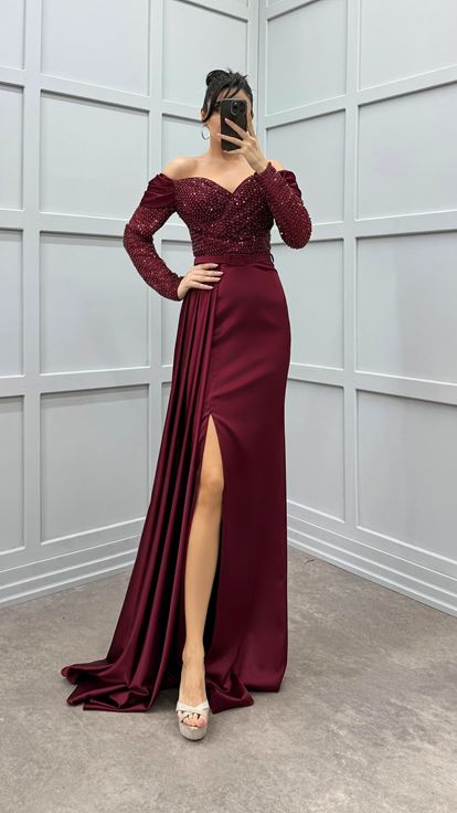 Robe de soirée en satin de pierre bordeaux à épaules