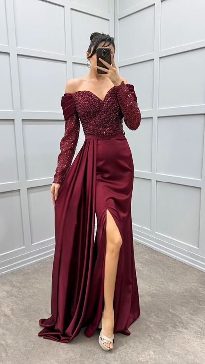 Robe de soirée en satin de pierre bordeaux à épaules