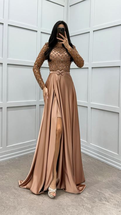 فستان سهرة مطرز باللون الأحمر الطوبي على الصدر والأكمام