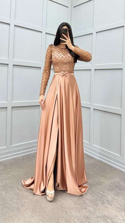 فستان سهرة مطرز باللون الأحمر الطوبي على الصدر والأكمام