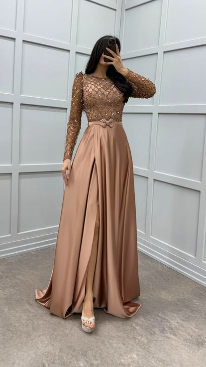 فستان سهرة مطرز باللون الأحمر الطوبي على الصدر والأكمام