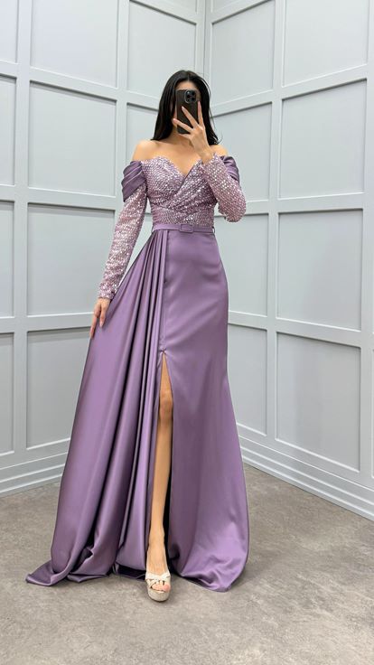 فستان سهرة من الساتان الأرجواني مزين بالترتر على الصدر