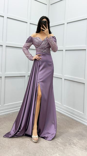 Vestido de noche de satén con detalle de lentejuelas en el pecho lila