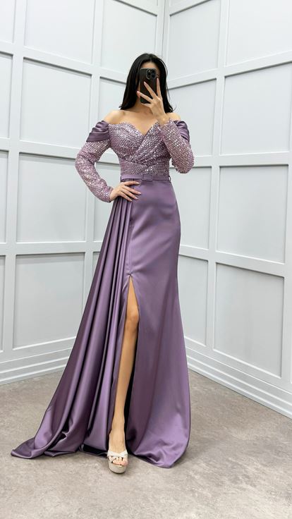 فستان سهرة من الساتان الأرجواني مزين بالترتر على الصدر