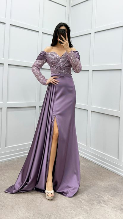 فستان سهرة من الساتان الأرجواني مزين بالترتر على الصدر