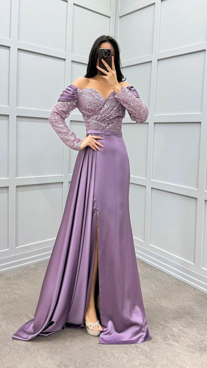 فستان سهرة من الساتان الأرجواني مزين بالترتر على الصدر