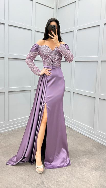 فستان سهرة من الساتان الأرجواني مزين بالترتر على الصدر