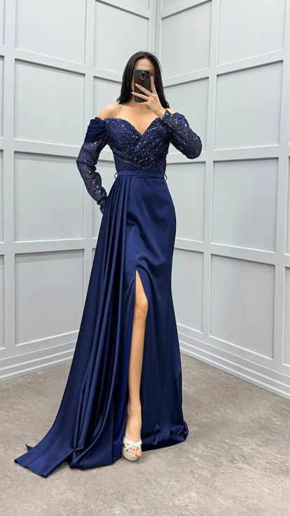 فستان سهرة من الساتان الأزرق الداكن مزين بالترتر على الصدر