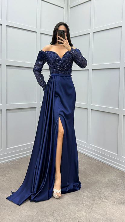 فستان سهرة من الساتان الأزرق الداكن مزين بالترتر على الصدر