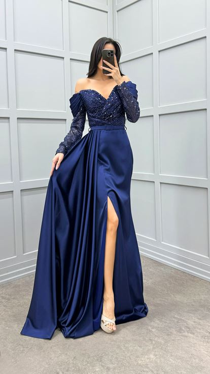 فستان سهرة من الساتان الأزرق الداكن مزين بالترتر على الصدر