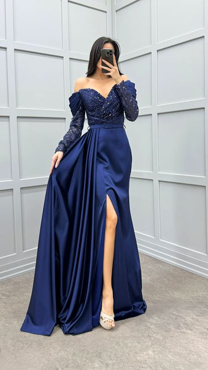 فستان سهرة من الساتان الأزرق الداكن مزين بالترتر على الصدر