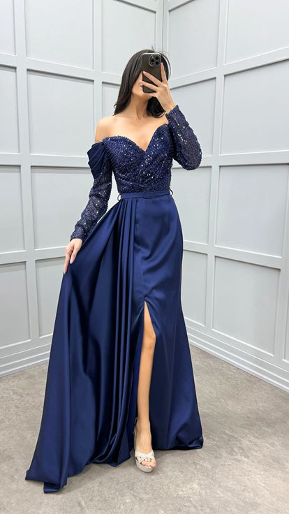 فستان سهرة من الساتان الأزرق الداكن مزين بالترتر على الصدر